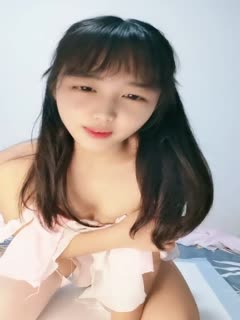 ❤️高中18岁学妹小萝莉，完美露脸大秀~尿尿，瓣B特写，道具强烈抽插自慰高潮